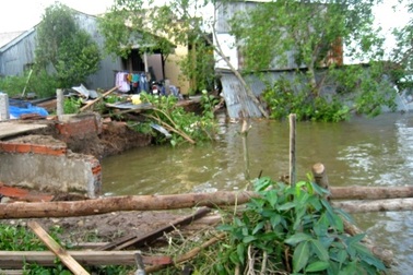 Sạt lở nuốt 2 căn nhà xuống lòng sông