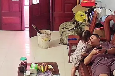 Phản ứng hài hước của bé gái khi làm vỡ chén