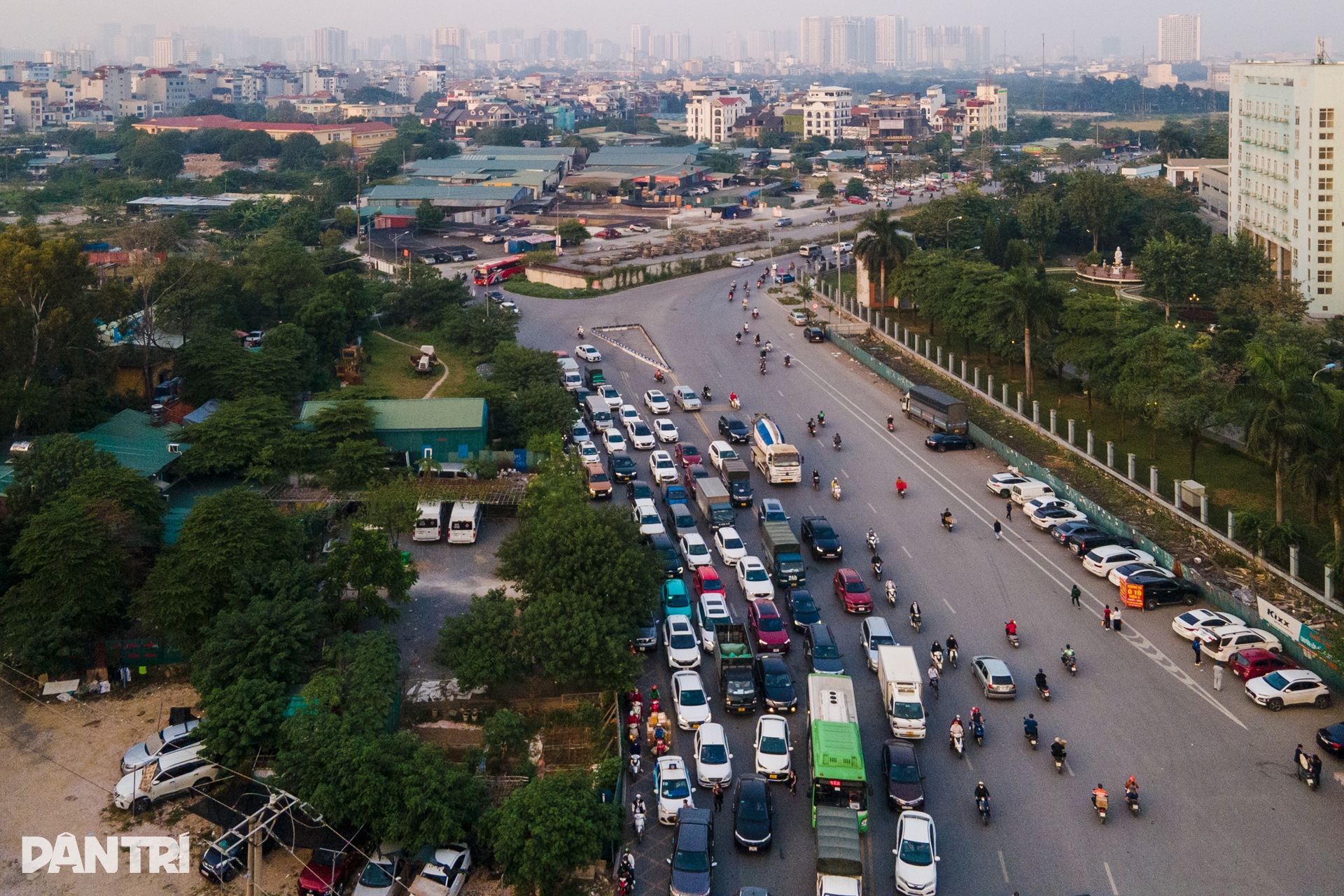 Hà Nội: Cầu vượt trên đại lộ nghìn tỷ chậm tiến độ, gây ùn tắc triền miên - 2 Hà Nội: Cầu vượt trên đại lộ nghìn tỷ chậm tiến độ, gây ùn tắc triền miên - 2