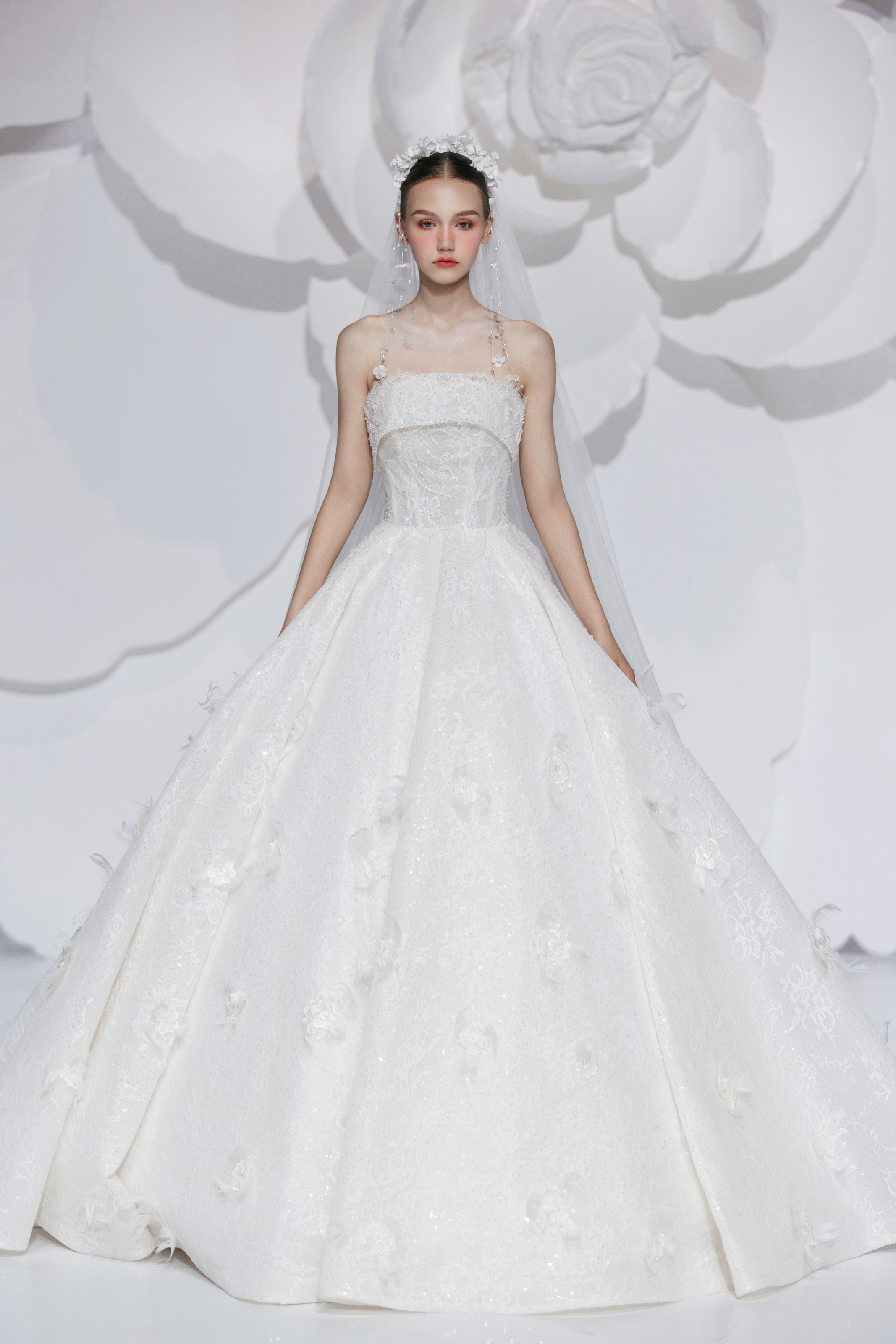 Ho Ngoc Ha est apparue avec un style unique, se démarquant parmi les reines de beauté - 6 Hồ Ngọc Hà xuất hiện với phong cách khác lạ, nổi bật giữa dàn hoa hậu - 6