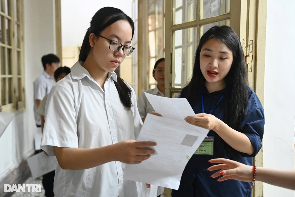 The benchmark score of an inner-city school dropped shockingly, from 7.5 points/subject to below 5 points - 1 Điểm chuẩn 1 trường nội thành giảm sốc, từ 7,5 điểm/môn xuống dưới 5 điểm - 1