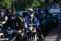 Kẹt xe, dân văn phòng "cắn răng" bỏ lì xì 1 triệu đồng để né tiệc tất niên