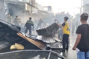 Cả khu phố náo loạn vì 2 căn nhà bốc cháy lúc rạng sáng