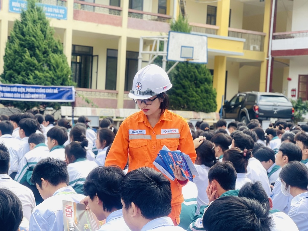 EVNNPC cung cấp điện ổn định cho 27 tỉnh phía Bắc - 1 EVNNPC cung cấp điện ổn định cho 27 tỉnh phía Bắc - 1