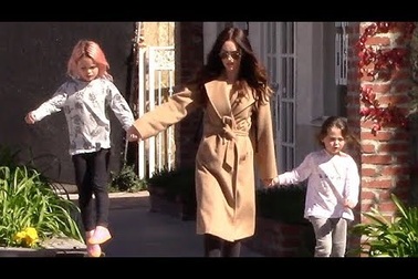 Megan Fox đưa con ra phố