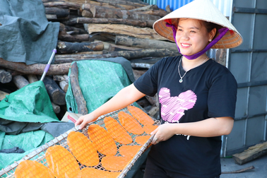 Đổ màu lên bánh đa, cô gái nâng doanh thu lên gấp rưỡi