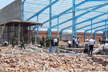 Khởi tố vụ sập tường làm 6 người chết