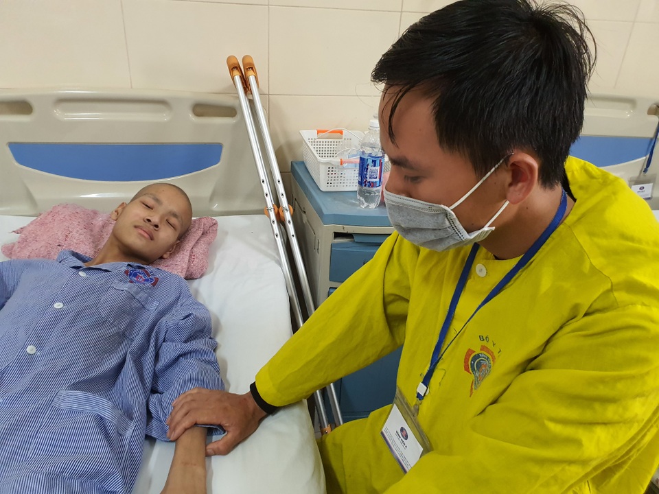 Nhói lòng cảnh chàng trai không cha bị ung thư quái ác cướp đi một chân - 4 Nhói lòng cảnh chàng trai không cha bị ung thư quái ác cướp đi một chân - 4