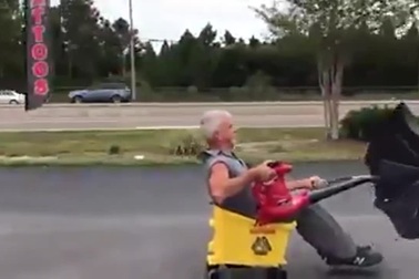 Bật cười với chiếc "siêu xe" tự chế từ bộ dụng cụ dọn nhà