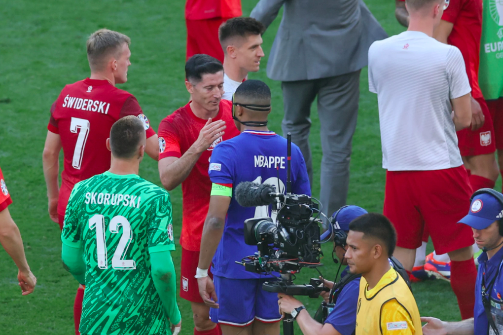 Mbappe bị tố xúc phạm Lewandowski - 1 Mbappe bị tố xúc phạm Lewandowski - 1