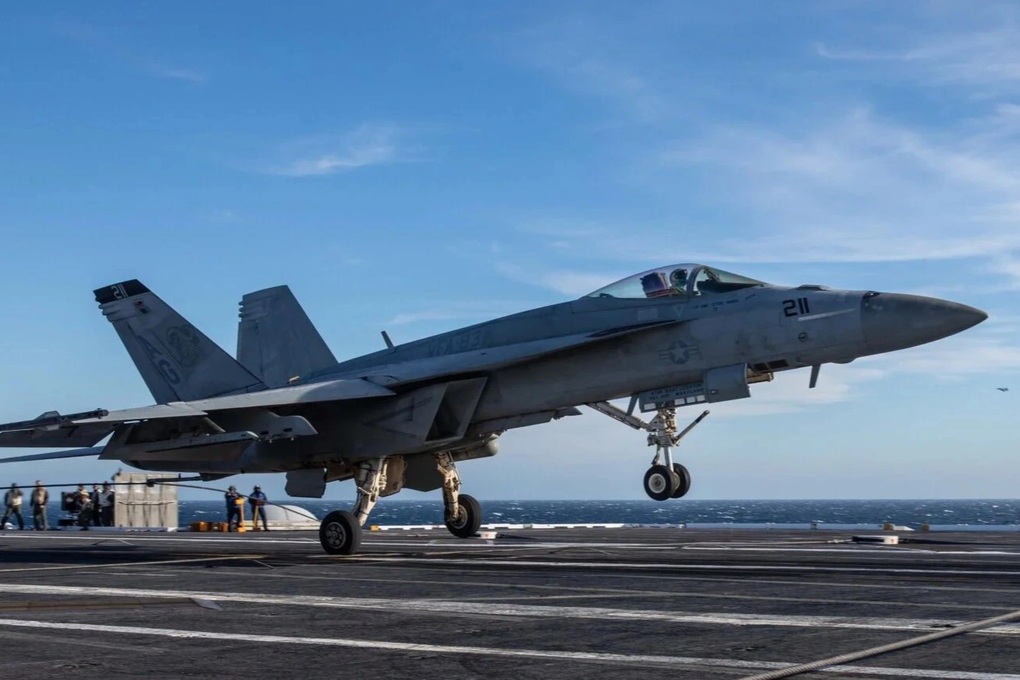 Tiêm kích F/A-18 của Mỹ rơi ngoài khơi Virginia - 1 Tiêm kích F/A-18 của Mỹ rơi ngoài khơi Virginia - 1