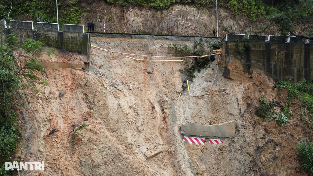 Công trình bị sạt lở trên đèo Prenn ở Đà Lạt còn bảo hành - 1 Công trình bị sạt lở trên đèo Prenn ở Đà Lạt còn bảo hành - 1