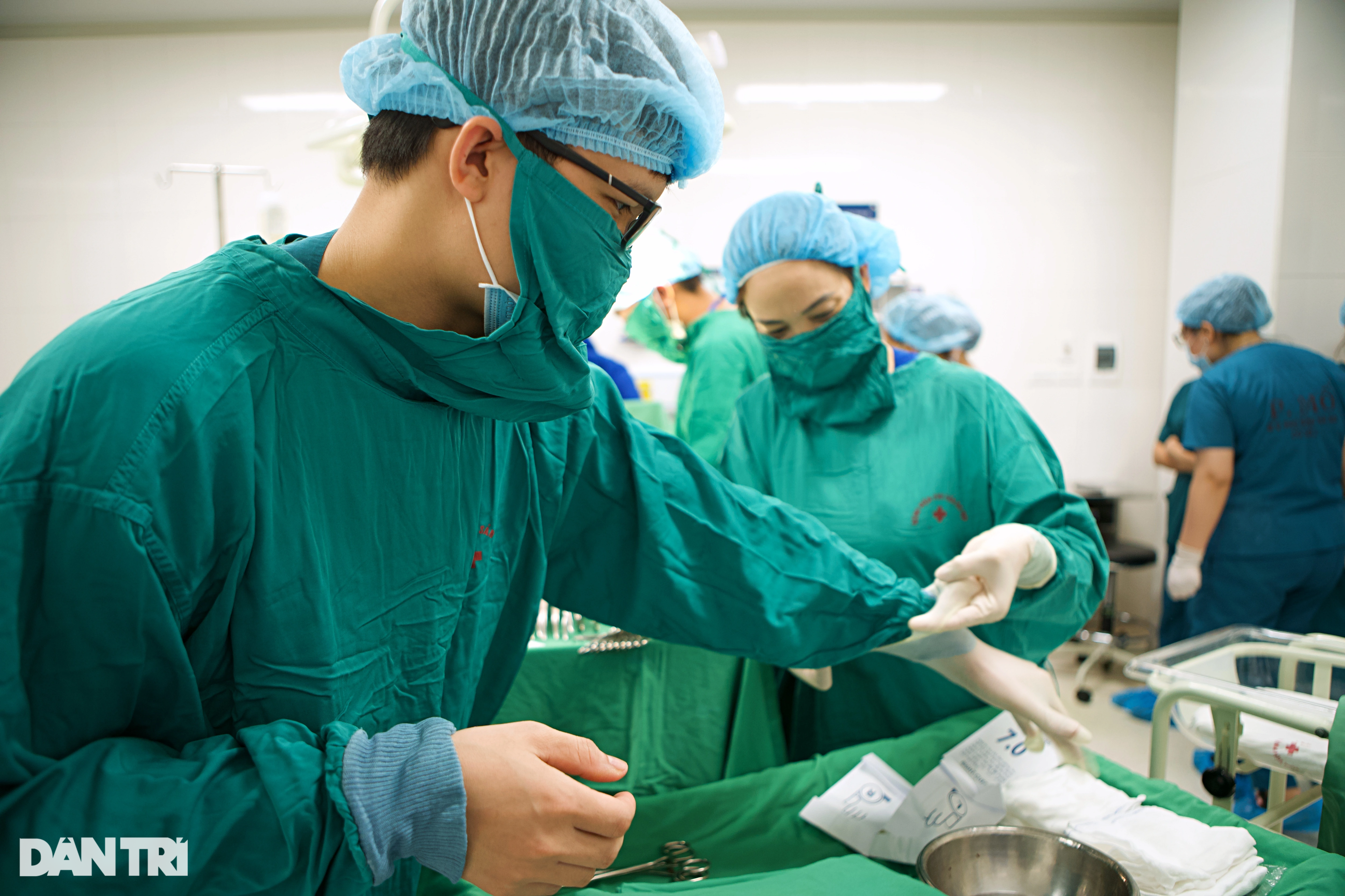 Nghẹt thở cuộc đua máu trong phòng mổ cấp cứu sản khoa - 1 Nghẹt thở cuộc đua máu trong phòng mổ cấp cứu sản khoa - 1
