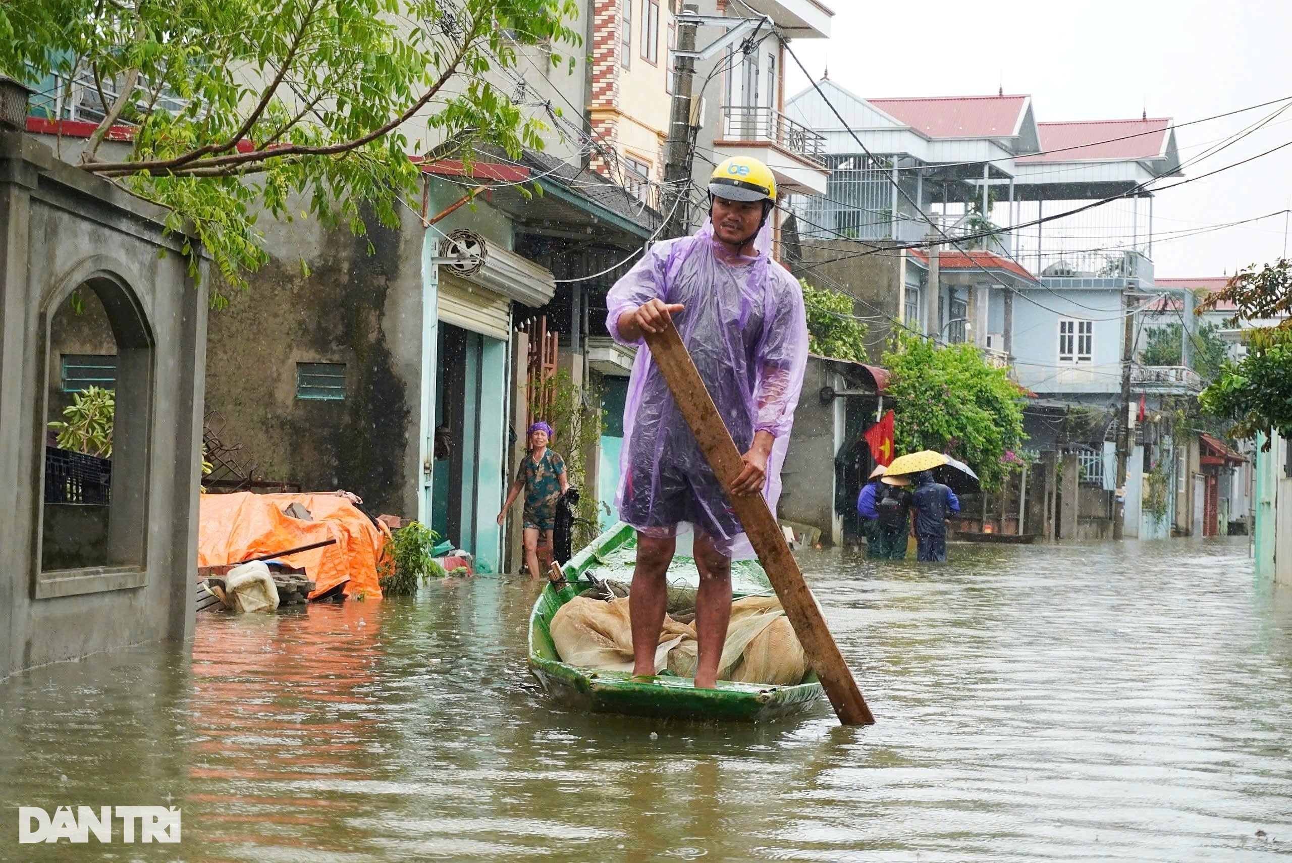 Hà Nội: Nhà chìm giữa ốc đảo, mẹ ôm con 9 tháng tuổi tháo chạy - 7