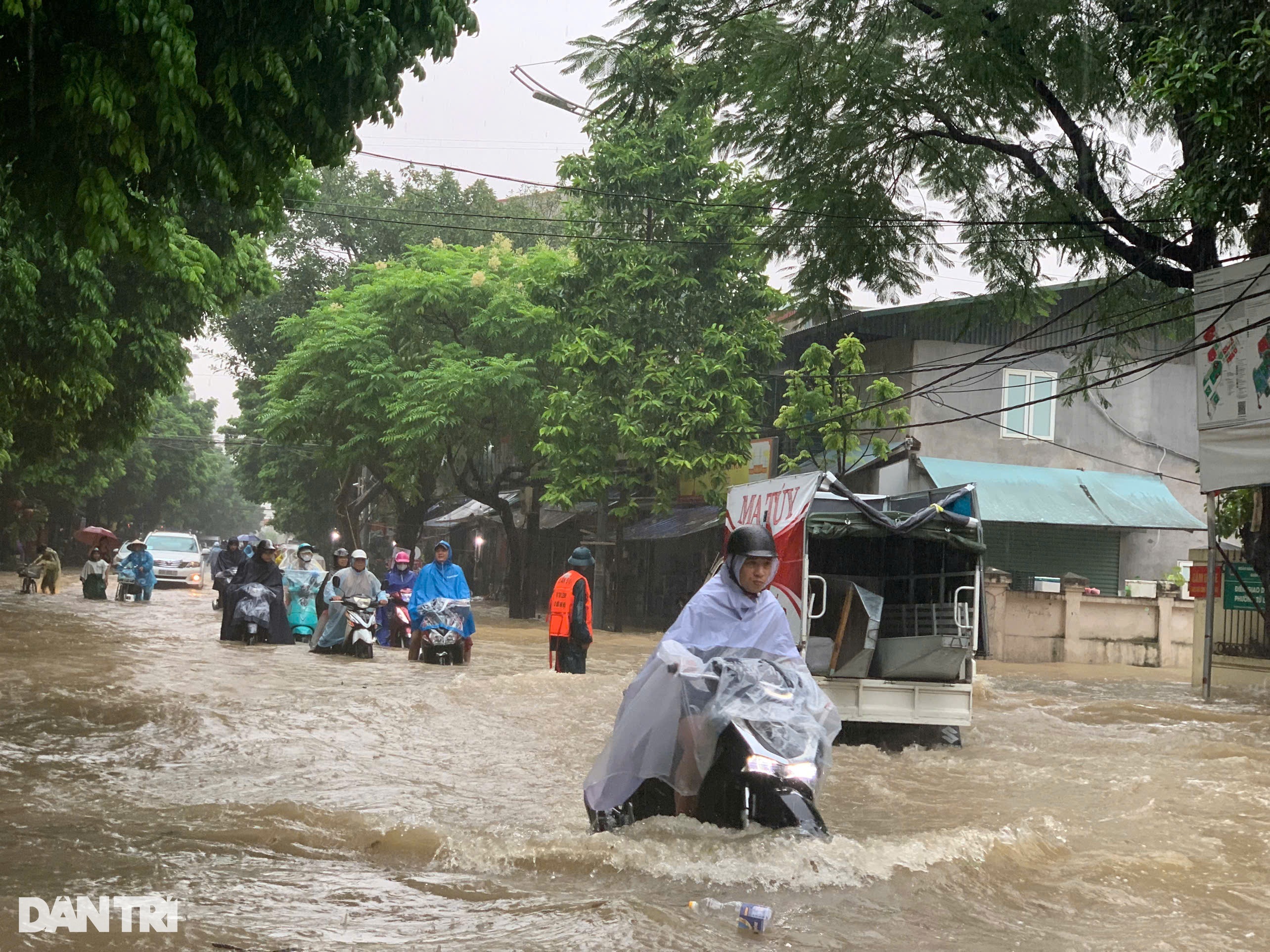 View - Trường học biến thành sông, phụ huynh Hà Nội vội vã đón con để sơ tán | Báo Dân trí