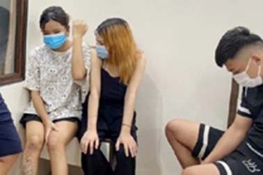 7 nam nữ tổ chức, sử dụng ma túy giữa vùng dịch