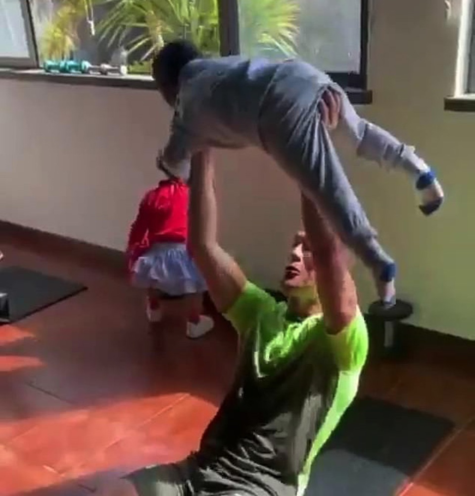C.Ronaldo tập gym cùng… các con nhỏ - 1 C.Ronaldo tập gym cùng… các con nhỏ - 1