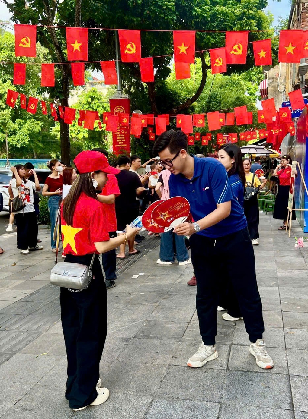 Trao nước, tặng cờ cho người dân dịp 2/9: Món quà nhỏ, niềm vui lớn - 1 Trao nước, tặng cờ cho người dân dịp 2/9: Món quà nhỏ, niềm vui lớn - 1