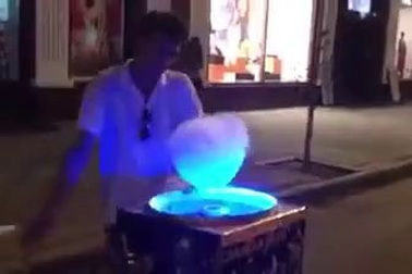 “Vua kẹo bông” trong một phần trình diễn ngẫu hứng trên đường phố