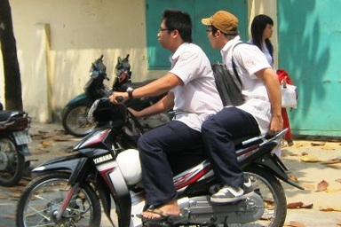 Nhà trường khó mạnh tay ngăn HS đi xe máy đến trường