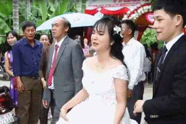 Rơi nước mắt với khoảnh khắc cô dâu bịn rịn chia tay người thân trong đám cưới