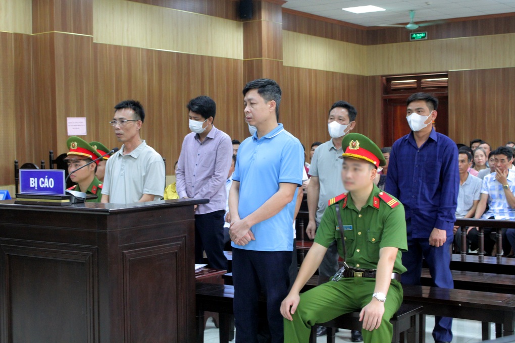 Cựu Chủ tịch huyện Quảng Xương Trần Văn Công lĩnh án 5 năm tù - 1 Cựu Chủ tịch huyện Quảng Xương Trần Văn Công lĩnh án 5 năm tù - 1