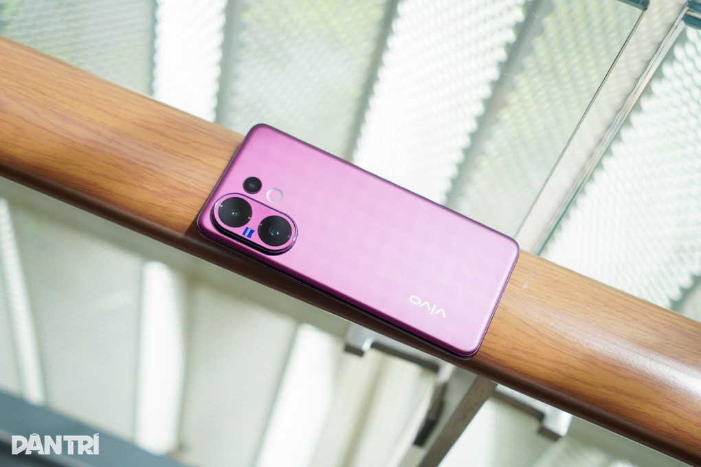Trên tay vivo V60: Cạnh tranh OPPO Reno14, iPhone 16e - 9