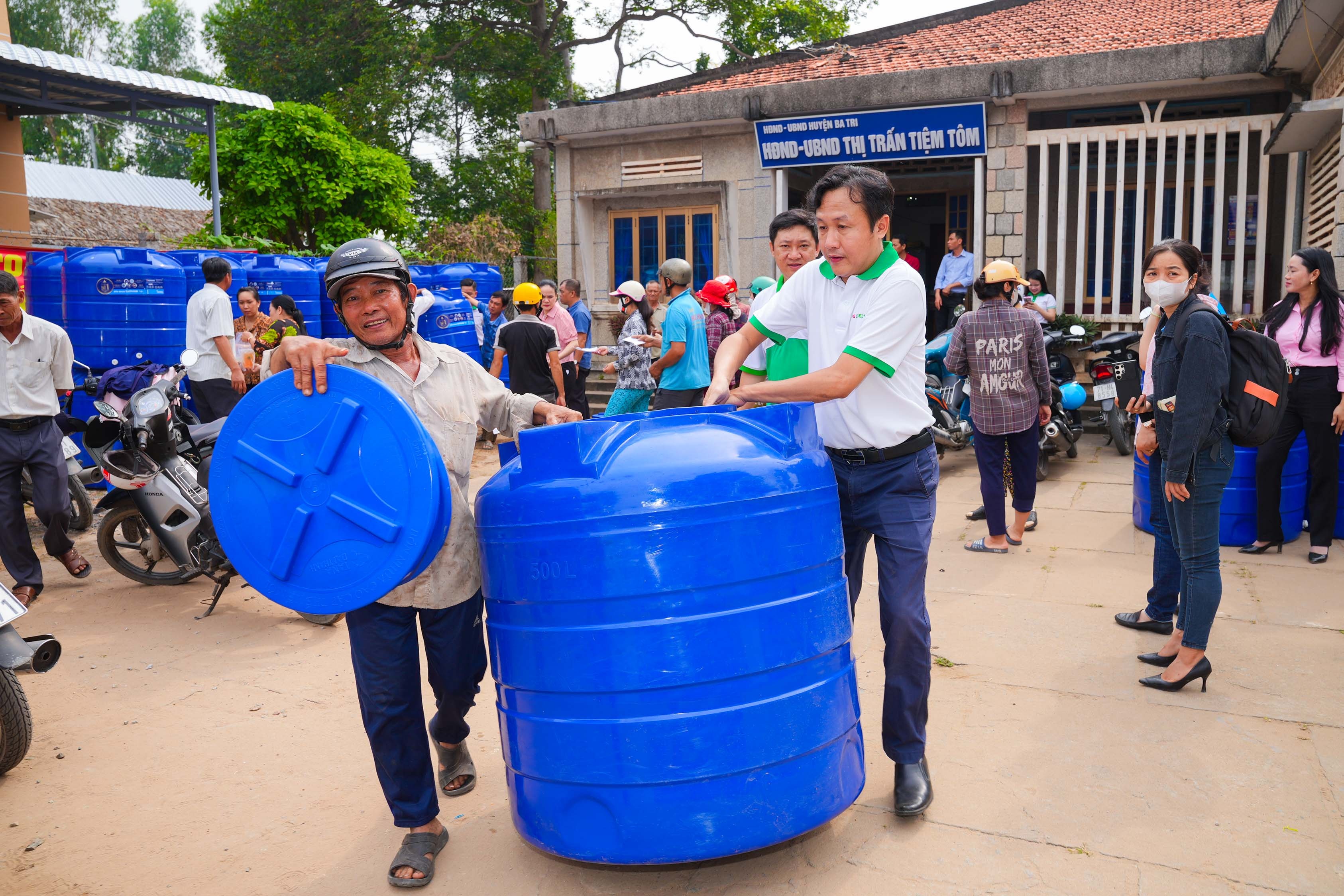 Crédito FE lleva tanques de agua a personas en zonas de sequía y salinidad - 1 FE Credit mang bồn chứa nước đến với bà con vùng hạn mặn - 1
