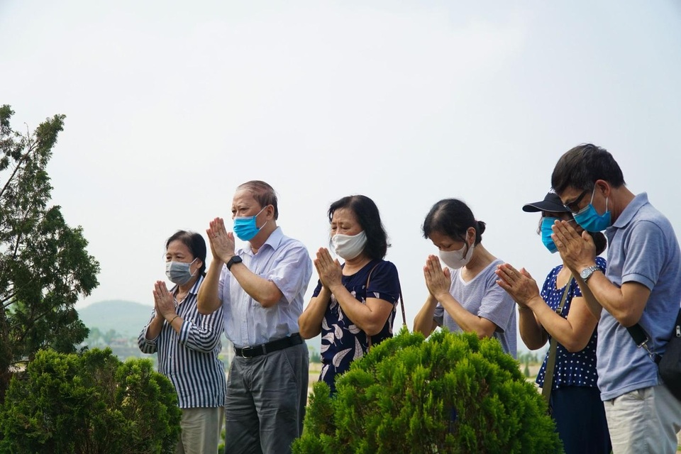 Đại lễ vu lan: Người dân đi tảo mộ tại Lạc Hồng Viên - 3 Đại lễ vu lan: Người dân đi tảo mộ tại Lạc Hồng Viên - 3