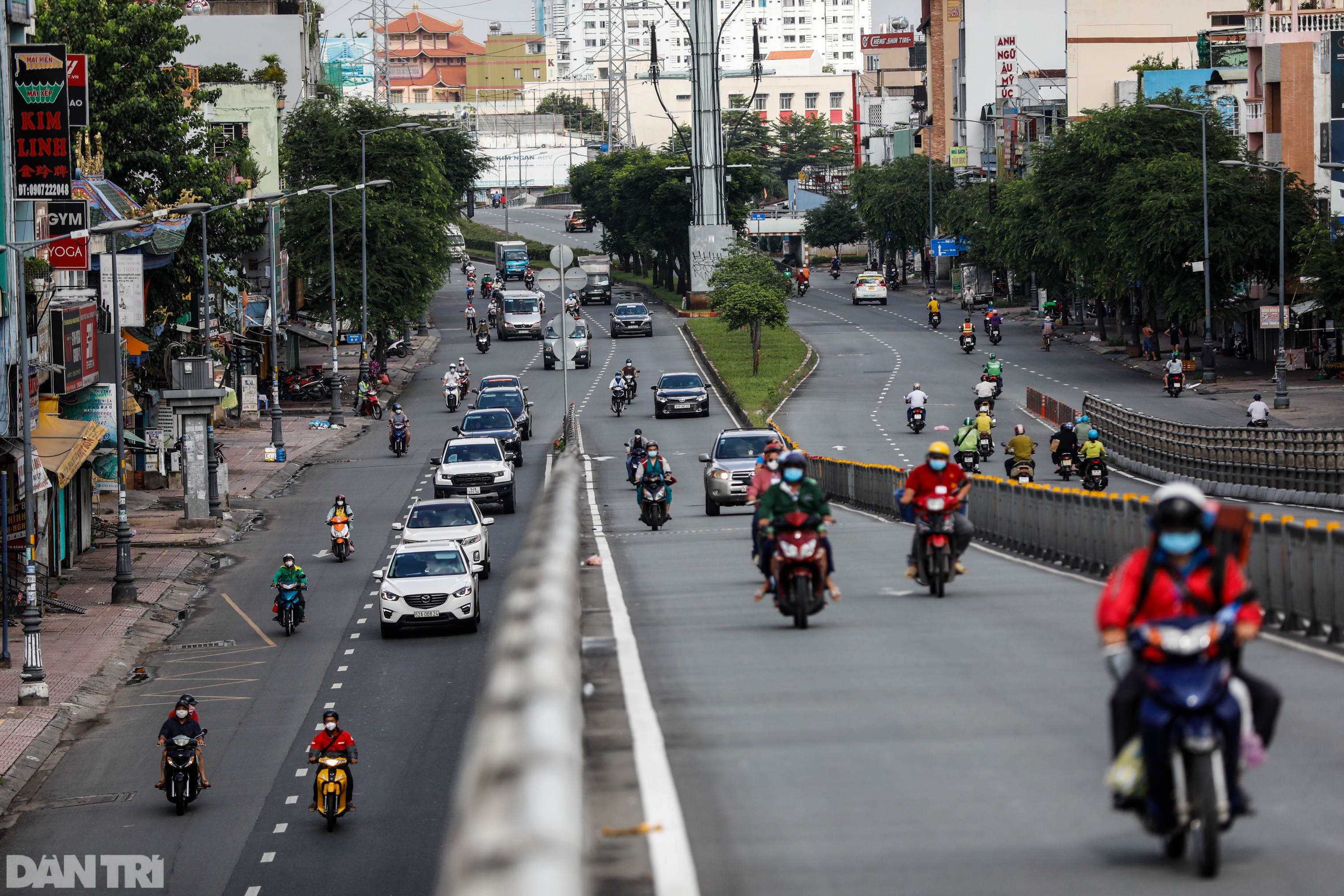 TPHCM sau gia hạn giãn cách: Chốt kiểm soát đông đúc, giao thông nhộn nhịp - 4 TPHCM sau gia hạn giãn cách: Chốt kiểm soát đông đúc, giao thông nhộn nhịp - 4