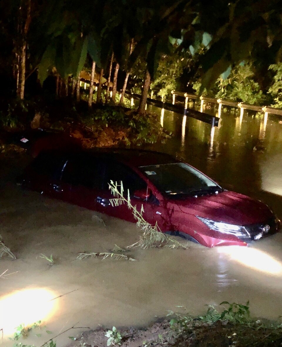 2 ô tô bị cuốn trôi xuống suối, 12 người may mắn thoát chết - 1 2 ô tô bị cuốn trôi xuống suối, 12 người may mắn thoát chết - 1