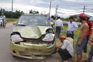 Tắc xi tông, lòi ra cột điện "dỏm"