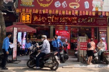 Giá vàng lên kỷ lục, hơn 400 lượt khách tới giao dịch trong một tiếng