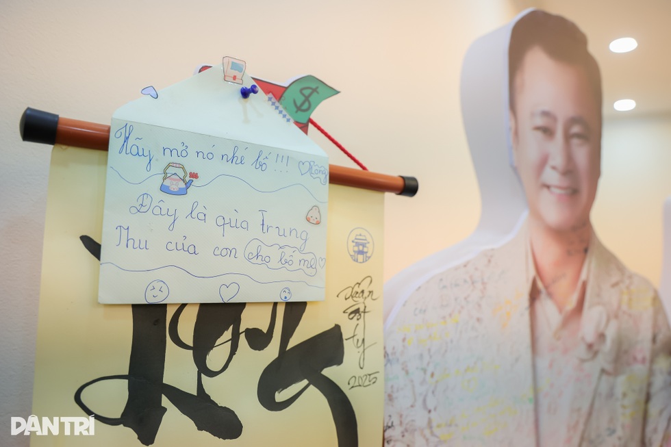 NSND Tự Long nói về vợ trẻ: “Cô ấy chịu đựng tôi nhiều - 5