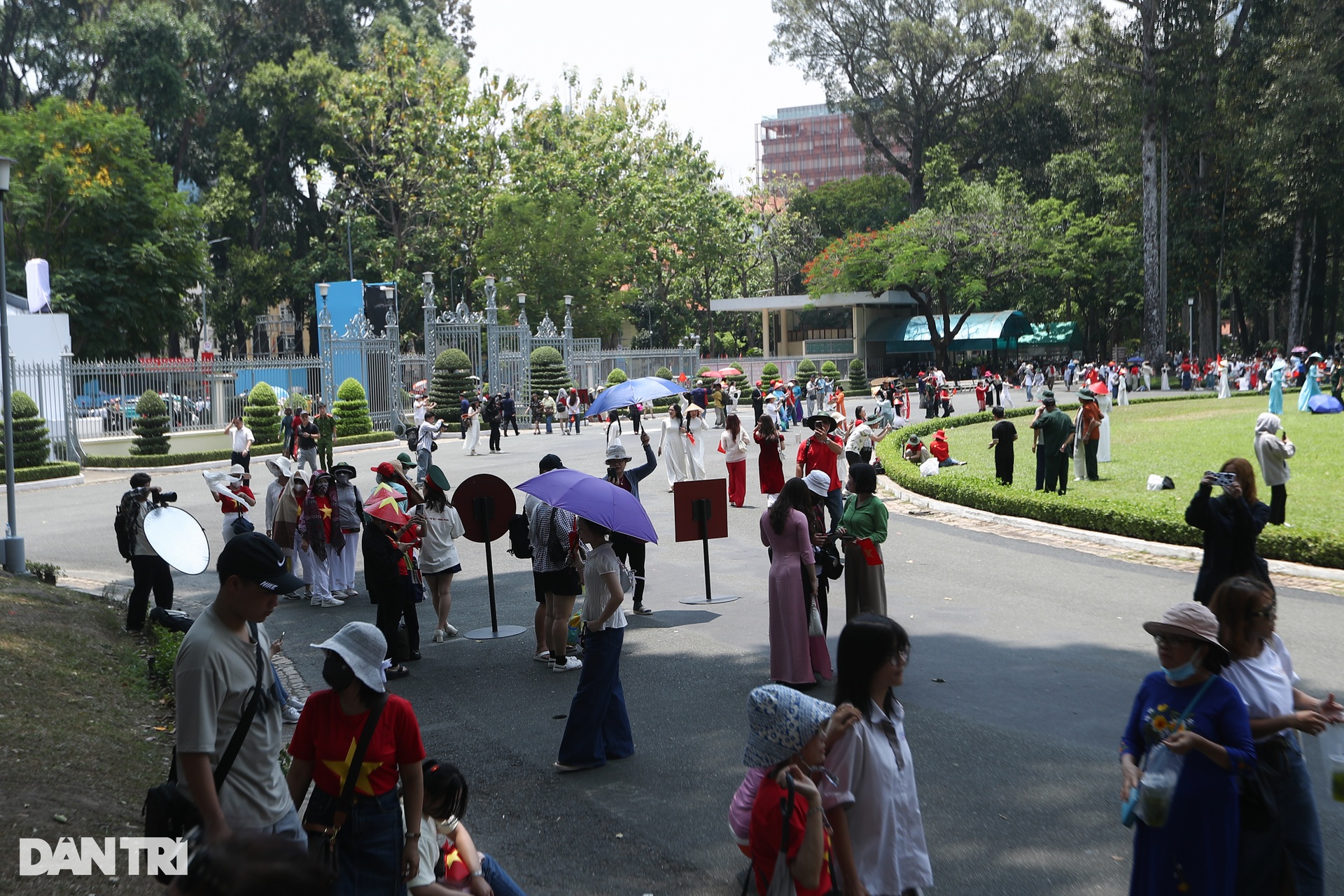 Hàng vạn người dân, cựu chiến binh đổ về TPHCM những ngày tháng 4 lịch sử - 2 Hàng vạn người dân, cựu chiến binh đổ về TPHCM những ngày tháng 4 lịch sử - 2