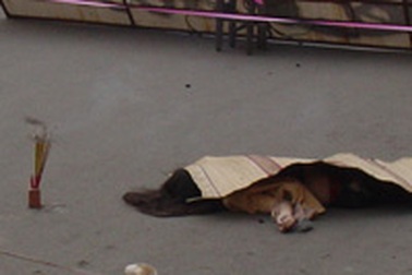 Cô gái chết cạnh chợ có thể do rơi từ tầng cao xuống