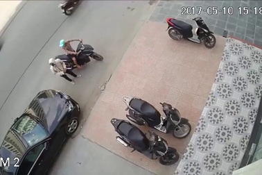 Tên trộm bẻ khóa và cướp xe SH nhanh như chớp tại Hà Nội