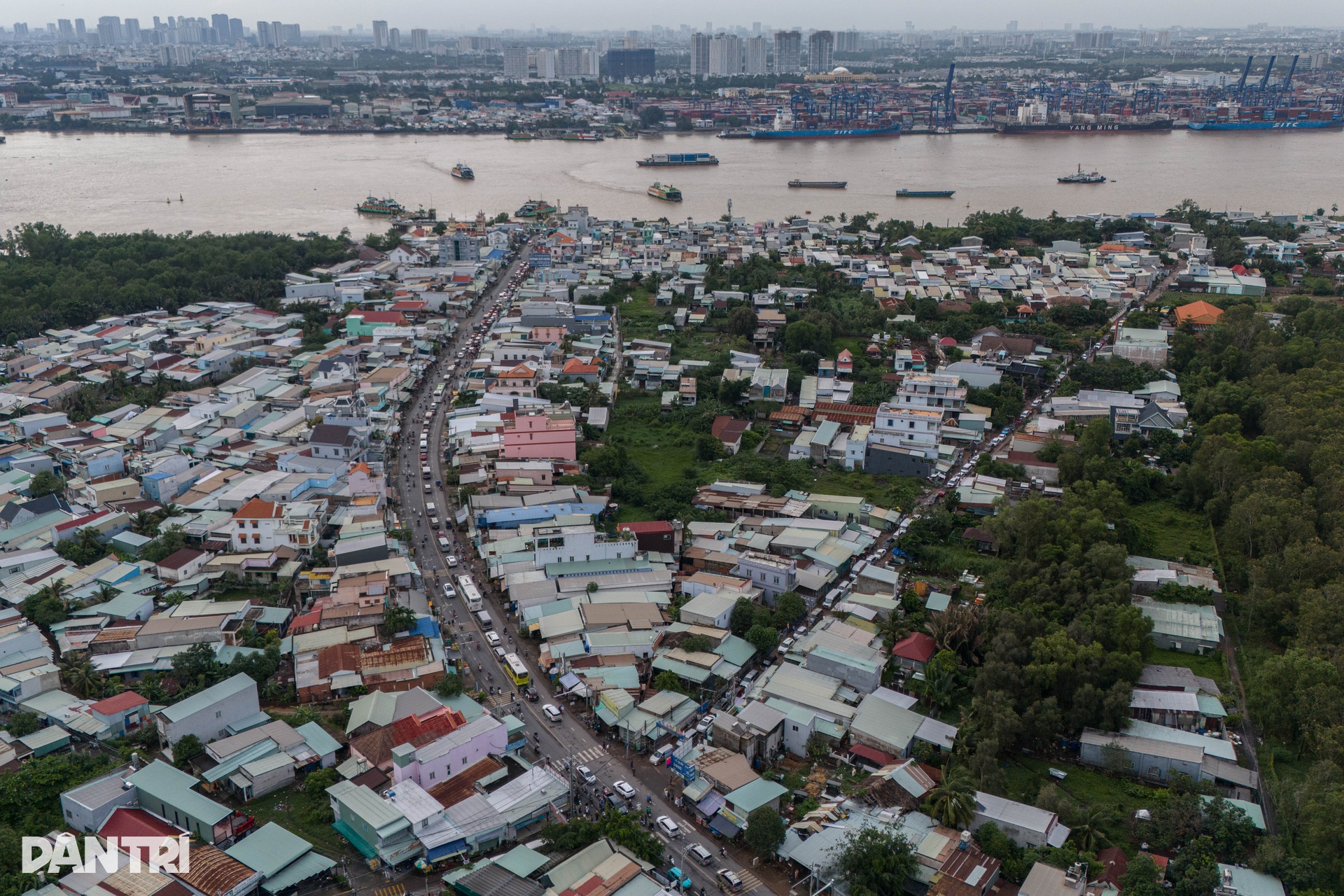 Phà Cát Lái kẹt cứng chiều cuối tuần, ô tô xếp hàng dài hơn 3km - 1 Phà Cát Lái kẹt cứng chiều cuối tuần, ô tô xếp hàng dài hơn 3km - 1