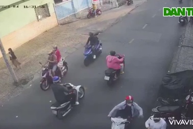 Camera ghi lại cảnh cướp giật điện thoại ở TPHCM