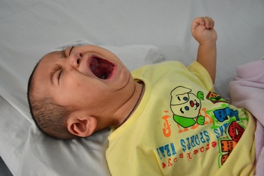 Tiếng khóc xé lòng của bé trai bại não trong "gia đình tan máu"