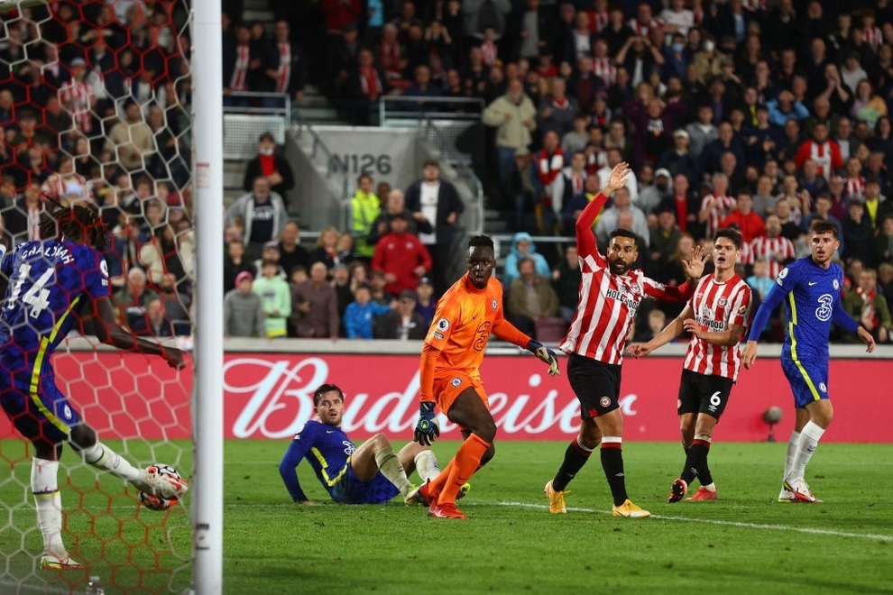 Mendy hóa người nhện, Chelsea giành lại ngôi đầu bảng - 4 Mendy hóa người nhện, Chelsea giành lại ngôi đầu bảng - 4
