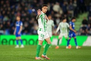 Antony bị đuổi khỏi sân, cổ động viên Betis thót tim
