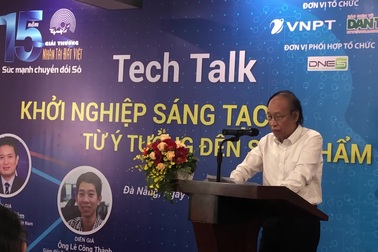 Nhà báo Phạm Huy Hoàn - Tổng biên tập báo Điện tử Dân trí, Trưởng ban tổ chức Giải thưởng NTĐV  phát biểu tại buổi giao lưu