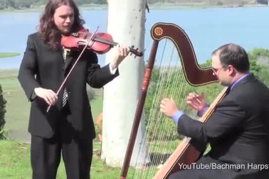 “Here Comes The Bride” được chơi bằng vĩ cầm và đàn hạc