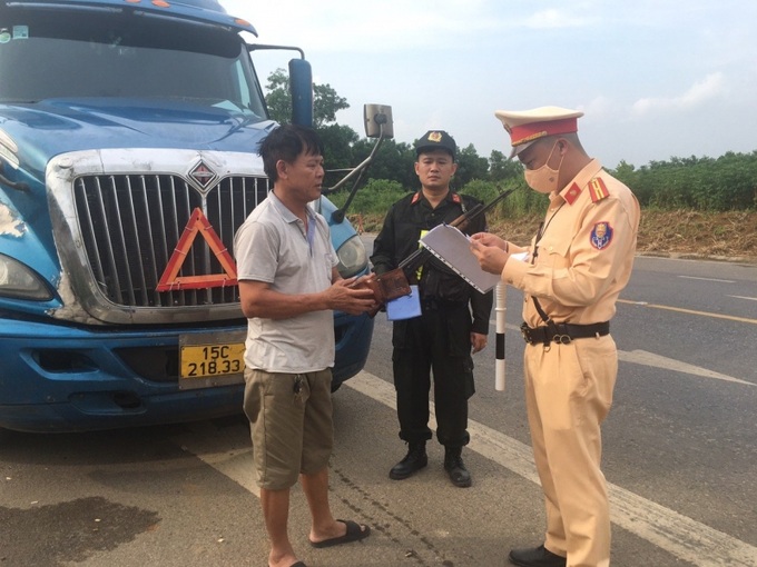 Lực lượng CSGT kiểm tra xử lý xe container vi phạm trên tuyến QL1A (Ảnh: Công an Thanh Hóa).