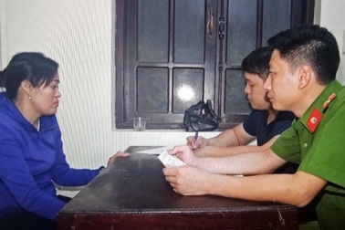 Người mẹ bị con gái phóng hỏa khi đang ngủ đã tử vong