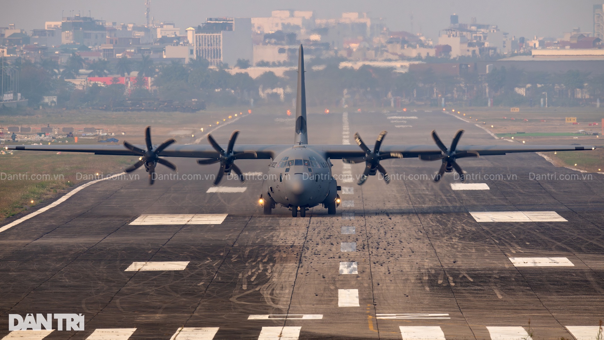 2 cường kích Lợn lòi A-10 và C-130 của Mỹ cất cánh rời sân bay Gia Lâm - 9 2 cường kích Lợn lòi A-10 và C-130 của Mỹ cất cánh rời sân bay Gia Lâm - 9