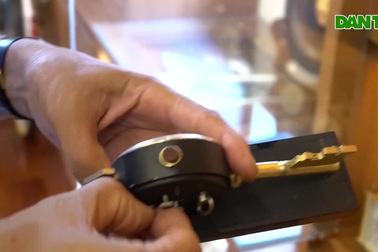 Bộ sưu tập đồng hồ cổ, vàng ròng và có khả năng dự báo... bão tại Hà Nội