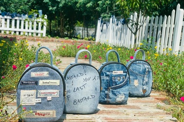 Quần jeans cũ được "lên đời" thành những chiếc túi xách vạn người mê