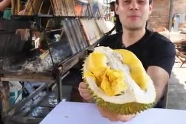 Khách Tây thưởng thức món "cơm lam" kiểu Malaysia với sầu riêng